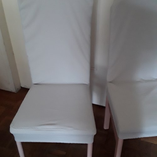 Lot deux housses de chaises extensibles couleur  grise clair tete arrondie  ou carré.