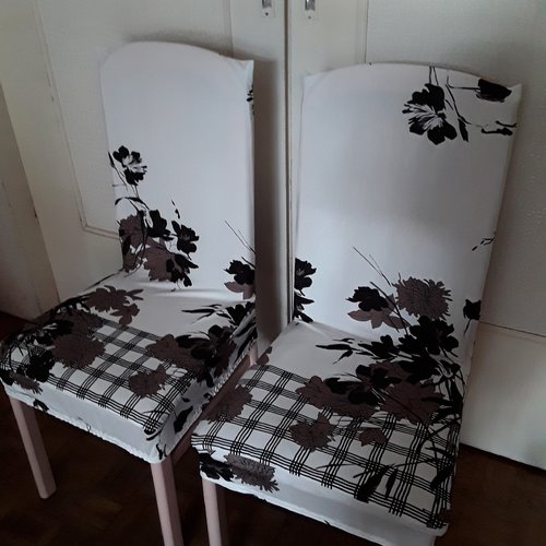 Lot deux housses de chaises en coton lycra blanc a fleurs marron.