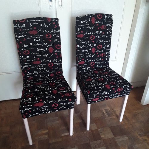 Lot deux housses de chaises en coton /lycra  noir a motifs ecriture