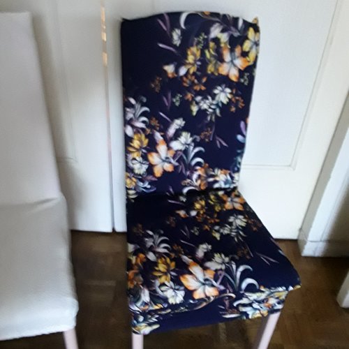 Lot deux housses de chaises en coton /lycra bleu marine motifs fleurs.