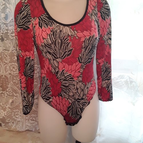 Haut blouse body en jersey/ lycra motifs fleuris rouge et noir  taille 40/ 42