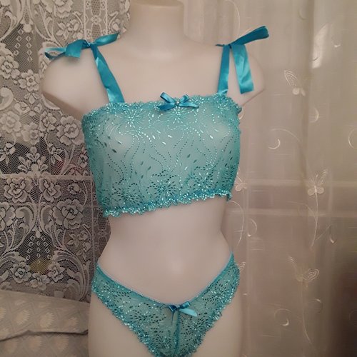 Ensemble lingerie femme en dentelle .