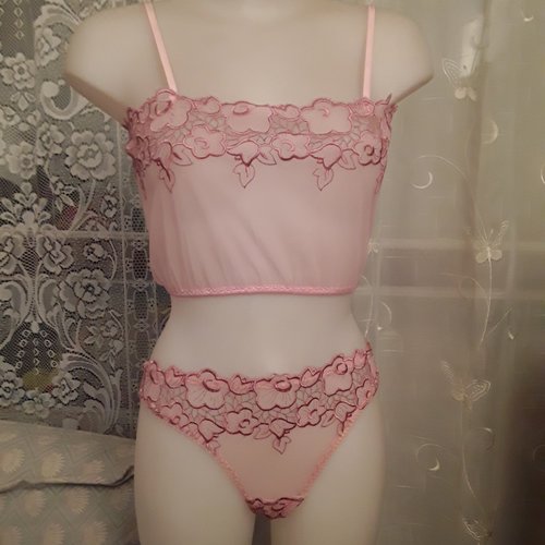 Ensemble lingerie femme en dentelle .