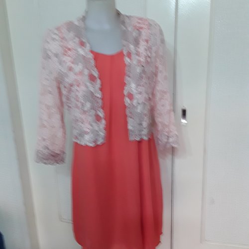 Boléro petite veste en dentelle vieux rose.