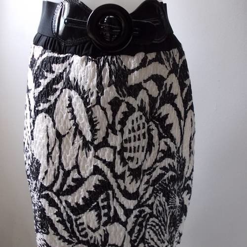 Jupe droite en coton induit matelassé blanc et noir taille 40/42 longueur 44 cm.