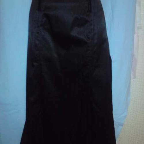 Jupe  droite longue en  satin coton noir taille 40/42 longueur 82 cm.