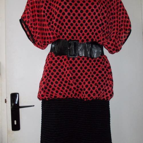 Robe pull grande taille en mousseline et jersey rouge et noir taille 42/44 longueur 87 cm.