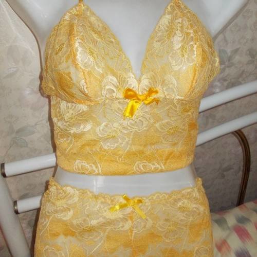 Ensemble lingerie caraco-boxer string en dentelle de calais jaune taille 40/42.