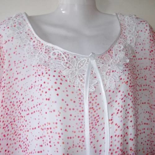 Robe courte  tunique en mousseline blanche  imprimée petites étoiles rouges roses col en dentelle taille40/42 longueur 80 cm.