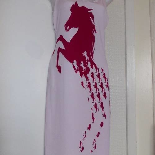 Robe d'été rose pale en jersey,imprimée d'un cheval bordeaux;taille 40/42 longueur 98 cm.