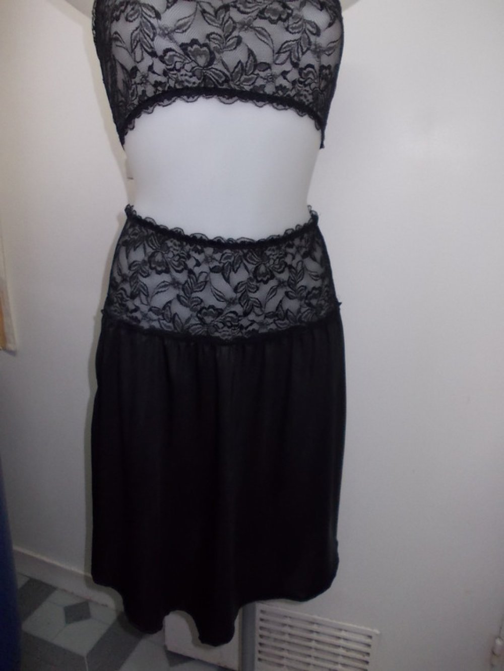 Jupe courte a godet en dentelle de calais et simili cuir noir Un