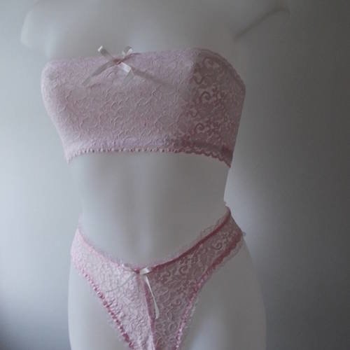 Ensemble lingerie bandeau+ string en dentelle de calais extensible rose taille38/40.