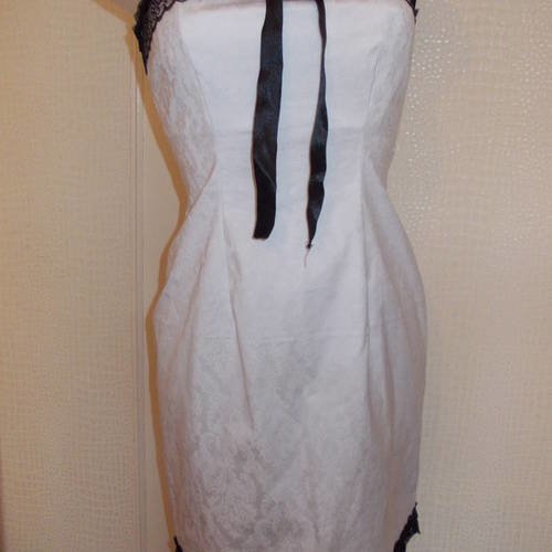 Robe- bustier  en coton blanc et dentelle noir, sans manches taille 36 longueur 75 cm.