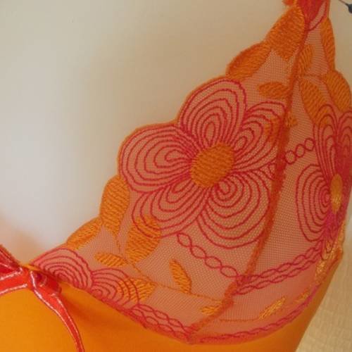-body lingerie en dentelle et broderie sur tulle lycra orange taille 38/40.