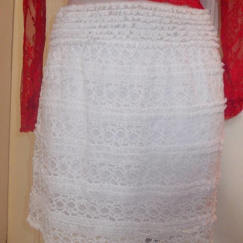 Mini  jupe   évasée en dentelle extensible blanche taille 36-38-40 ; longueur 41 cm.