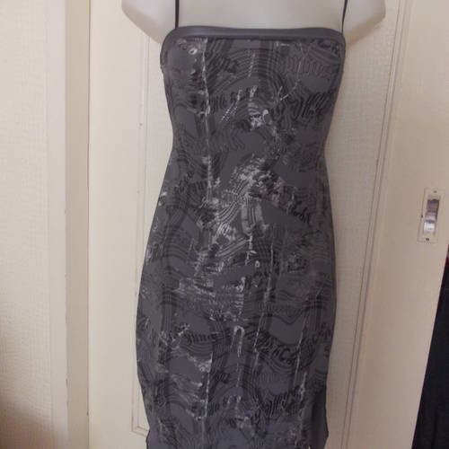 Petite robe d'été en jersey gris  et argenté, mi longue a bretelles taille  36/38 longueur 88 cm.