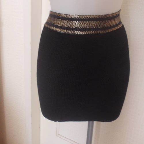 Petite jupe  moulante  en jersey extensible noir,cinture elastique doré et noir taille 34/36/38/40/42; longueur 40 cm.