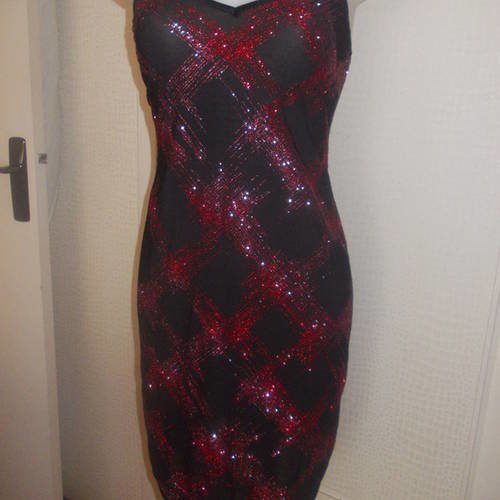 -robe  de soirée courte en jersey noir et rouge brillant taille 40/42 longueur 95 cm.