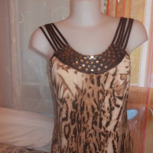 -robe  de soirée/ réveillon  longue en jersey marron imitation peau de tigre avec plastron en perles taille 38/40/42 longueur 142 cm.