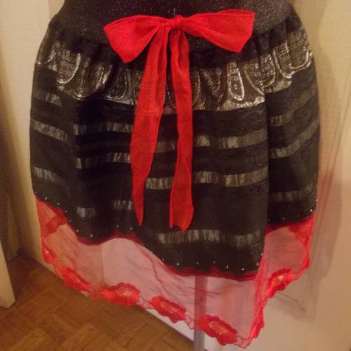 Petite jupe froncé  a la taille  en tafetas noir cinture elastiqué large et dentelle taille 38/40 longueur de 45 cms