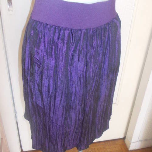 Jupe froncé  a la taille mi longue  en taffetàs couleur violet cinture elastiqué large taille 38/40/42 longueur55 cm.