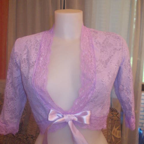 -bolero petite veste  en dentelle  extensible  violet manches 3/4 taille 38
