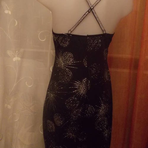 -robe  de soirée/ reveillon courte en jersey -lycra noir  a motifs  brillants bretelles croisées au dos réglables taille 38/ 40 longueur