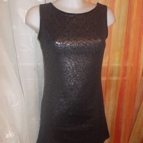 -robe  de soirée/ reveillon courte en jersey  noir  a motifs  brillants sans manches taille 38 longueur 83 cm.