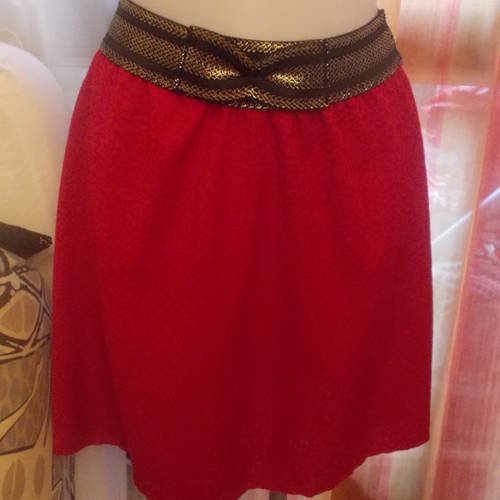 Petite jupe   évasée en jersey rouge a petits motifs ,taille 36-38 longueur 47 cms