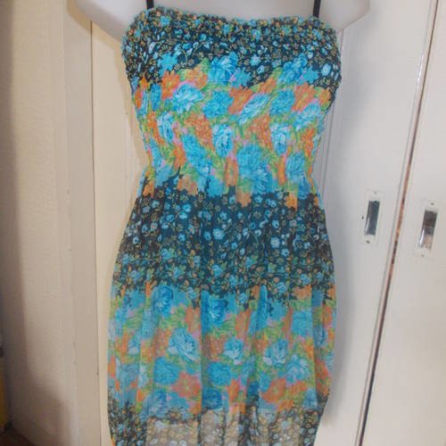 Petite robe d'étè  smokée mi longue en mousseline fleuri  multicolore taille 36/38; longueur 88 cm.