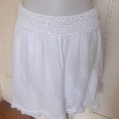 Petite jupe  en voile de coton fleuri blanc évasé  taille 38- 40-42 longueur de  47 cms