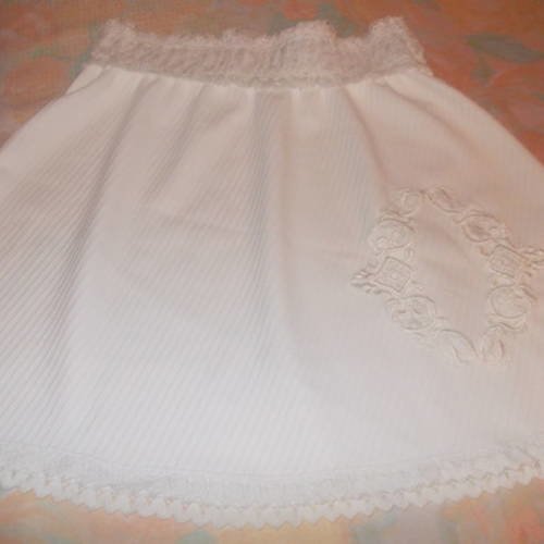 Petite jupe  en jersey épais et dentelle  blanc évasée  taille 38- 40-42 longueur de  47 cms