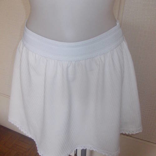Petite jupe  en jersey épais et dentelle  blanc évasée  taille 38- 40 longueur de  38 et 43 cms