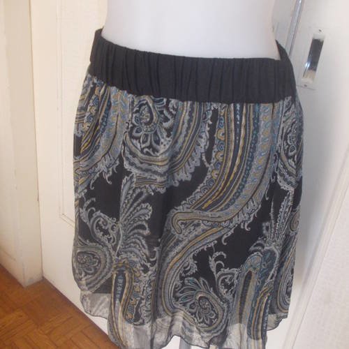 Petite jupe  en mousseline motifs arabesque  évasée  taille 38- 40-42 longueur de  47 cms