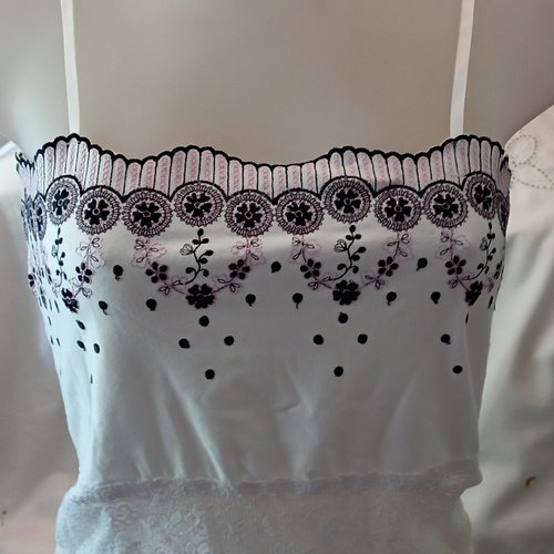 Caraco en coton brodé et dentelle