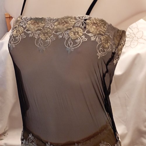 Caraco en tulle lycra noir brodé