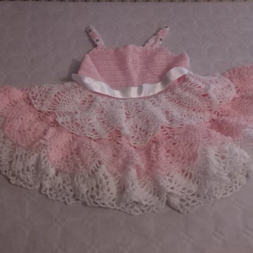 Robe bébé à volants tricotée en laine rose et blanche