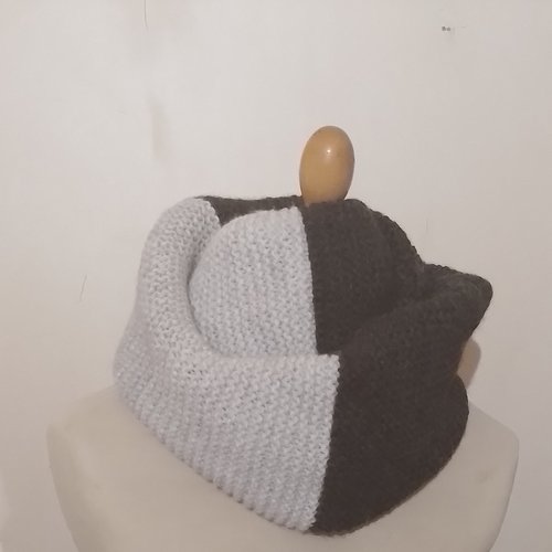 Tour de cou tricoté à la main