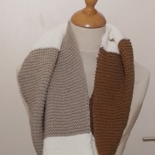 Écharpe tricolore tricotée à la main