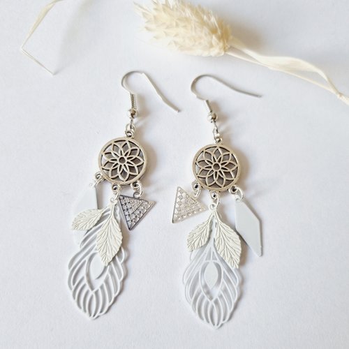Boucles d'oreilles plumes de paon et feuilles blanc et argenté estampes