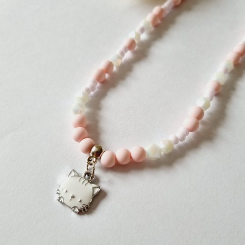 Collier enfant chat blanc et rose perles élastique idée cadeau