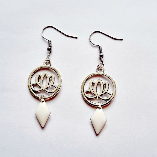 Boucles d'oreilles fleur de lotus losange émaillé blanc
