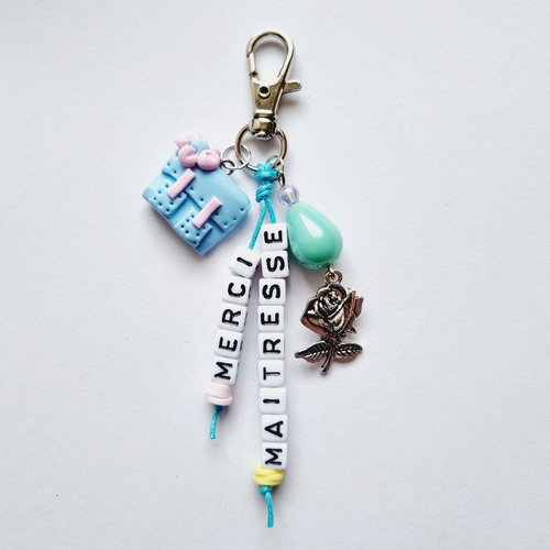 Porte-clef merci maitresse coloré bleu vert breloque cartable en fimo et fleur idée cadeau fin d'année scolaire école remerciements