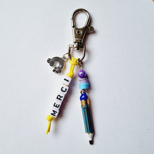 Porte-clef merci coloré bleu jaune breloque crayon arc en ciel cadeau atsem aesh animatrice orthophoniste