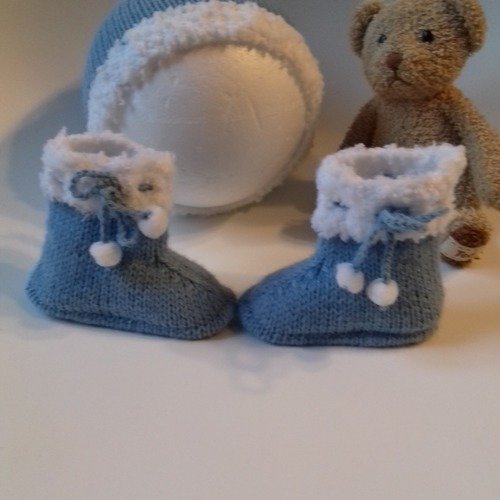 Bonnet   et bottes pour bébé bleu  et blanc 0/3 mois
