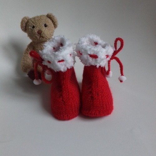 Chaussons bottines en laine couleur rouge et blanche 9  mois