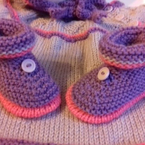 Commande réservée: ensemble brassière,béguin et chausson pour bébé 