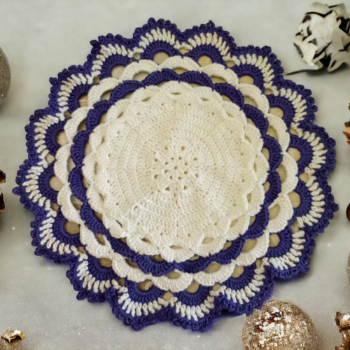 Lot de 4 sets de table au crochet de 28 cm pour vos décorations de table de noël.