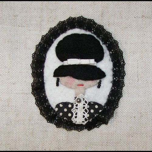 Camée pendentif broche personnalisable dame en feutre de laine camée fait à la main