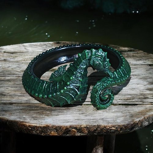 Onc hippocampe "étreinte de neptune" design original peint à la main coloris noir et vert profond